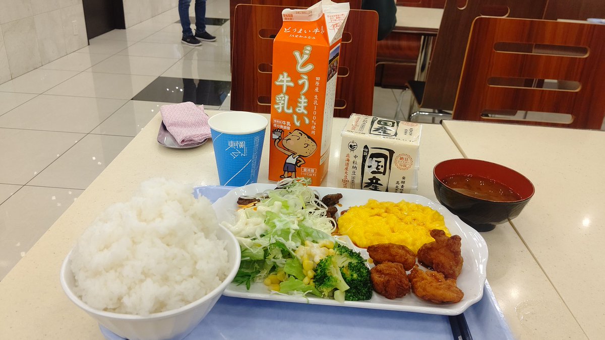 JRFNumazukoLine's tweet image. ホテルの朝食バイキングに牛乳と納豆持ち込みしてる奴がいて…多分変態だと思うんですけど（名推理）