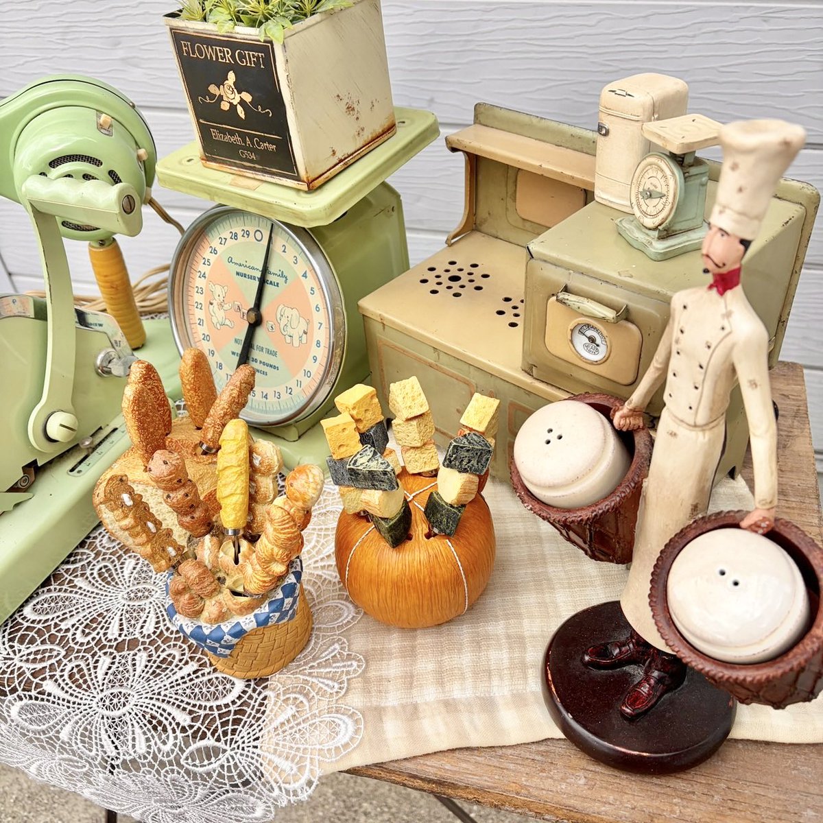 asua777's tweet photo. カントリー雑貨第三弾❗️
夢のような毎日、まだまだ続きますよ🥰

【創庫生活館 大阪柏原店】
電話：0729-70-2800
営業時間：10:00~18:00（水曜定休）
★駐車場3台あり
★JR柏原駅から徒歩7分

#キッチンインテリア
#アンティーク雑貨
#ライフスタイル
#カントリー家具 https://t.co/Gtv1nIlKDj