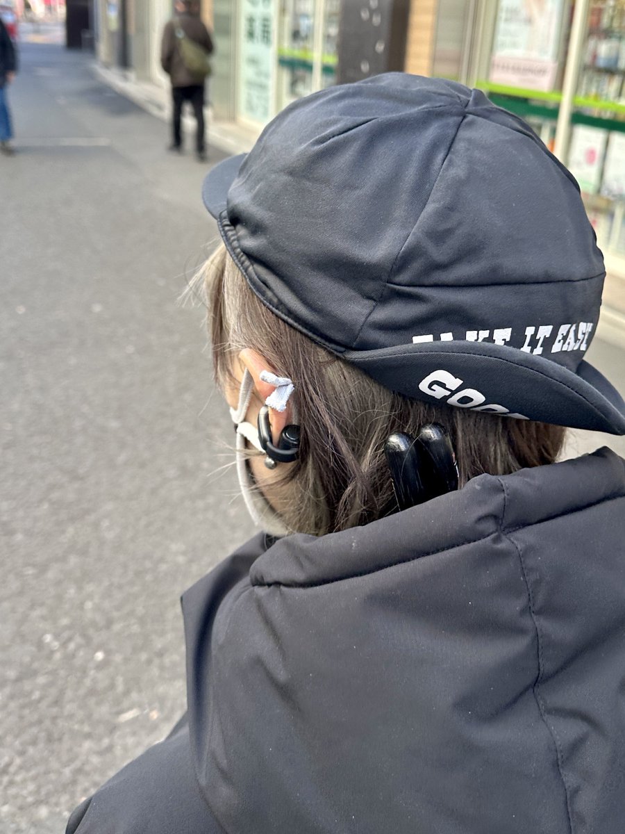 本日は早朝6:00から2/1（日昼）のツーマンに向けたVery Apeの戦慄のリハでした！
スタジオの場合僕はいつもマイクをレンタルするし、妻はスティックしか持って行かないので、バンド全体で持ち込み機材がスティック1セットだけ！！！
しかもなんか首の後ろのところに差して持ち運ぶ謎仕様！