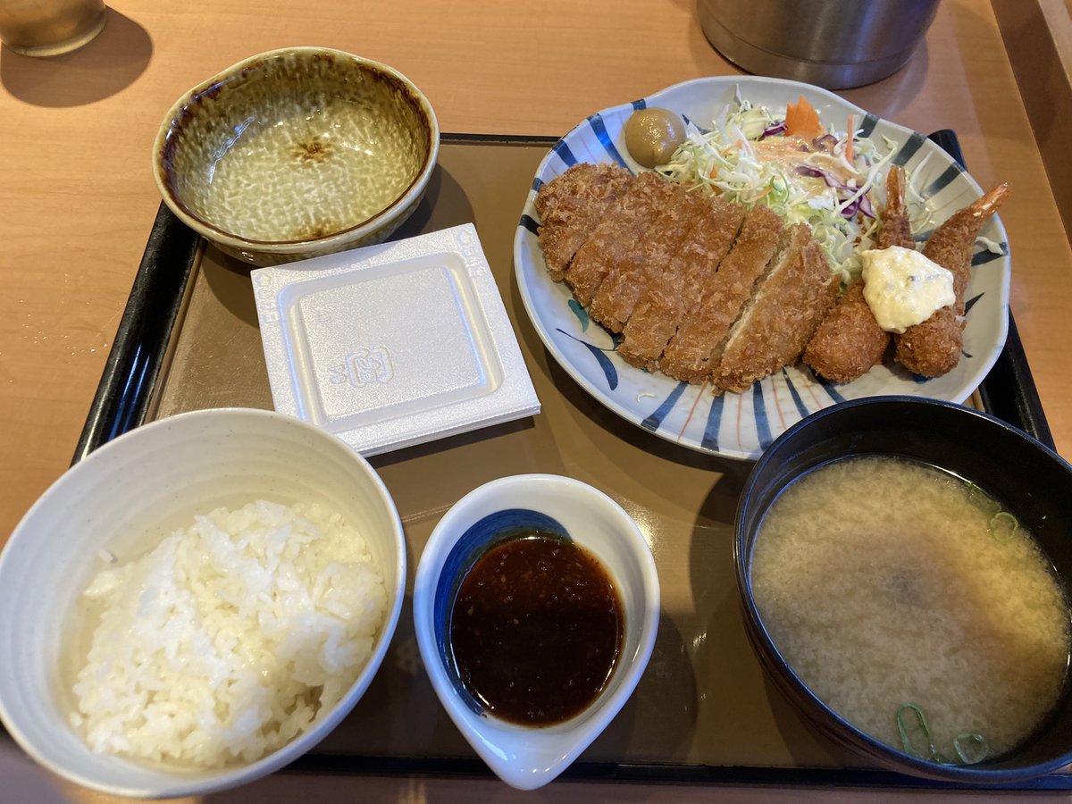 ケン・ヤヨイで昼食。
