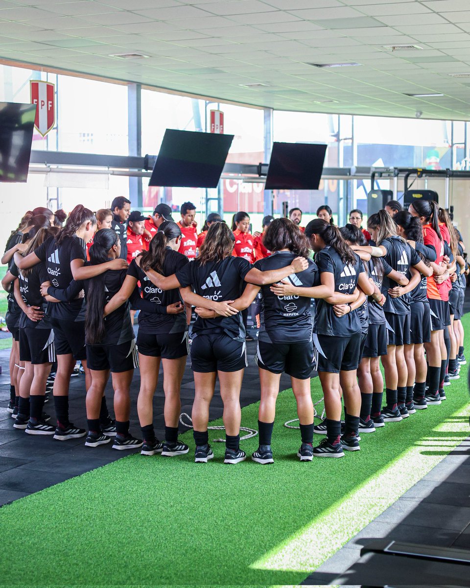 Finalizamos la tercera semana de preparación para el Sudamericano sub 20.
.
Muy entusiasmado y feliz por el trabajo que venimos realizando junto a todo el cuerpo técnico.
Vemos como el modelo de juego se va plasmando en el campo, las jugadoras interpretan cada situación para