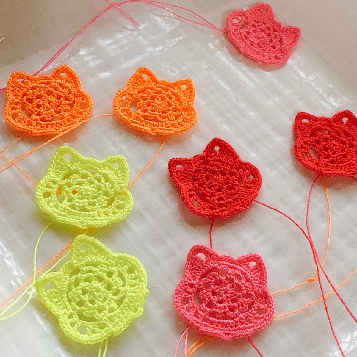 hanasaku25253's tweet image. 2/11(水曜日)〜17(火曜日)まで、なんばマルイにて開催のHAPPY CAT MARKETに、クーデクレさんのブースにて参加します🐈‍⬛

maru-maruは、レース編みネコサンの耳飾りを納品いたします🧵
新色はネオンカラー4色☆

是非、遊びに来てくださいませ😊

 #なんばマルイ #HAPPYCATMARKET  #ミシン糸を編んでます