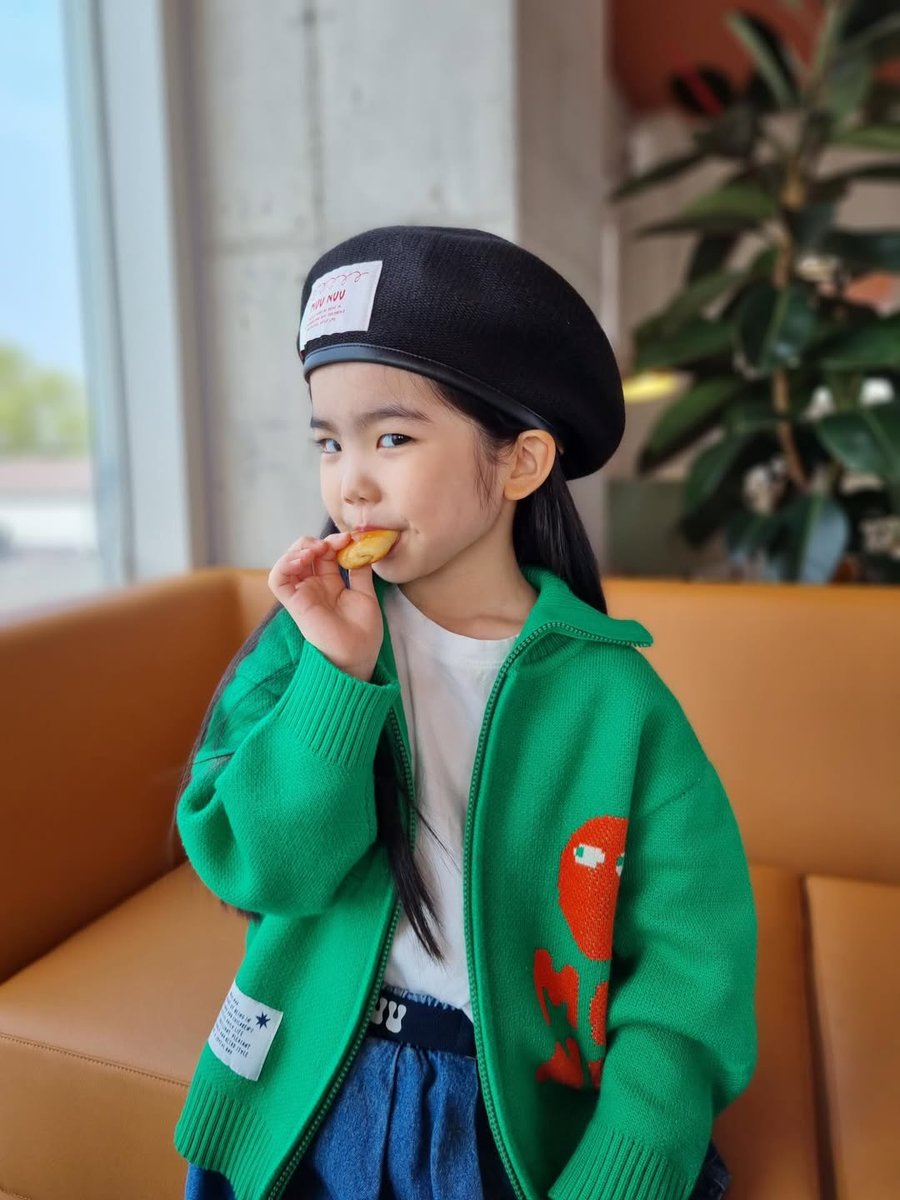 ㅤ
ㅤ
📍𝑺𝒂𝒈𝒆𝒔𝒔𝒆 𝑹𝒆𝒔𝒐𝒓𝒕 𝑷𝒂𝒓𝒊𝒔

Aduh aduh, anak gadisku sudah mulai bergaya. Diajak cari sarapan, tadi minta yang seperti bubur ayam, kita di Paris jadi mamnya cari yang mirip, cream soup atau soup asparagus aja ya Sayang.
ㅤ
ㅤ