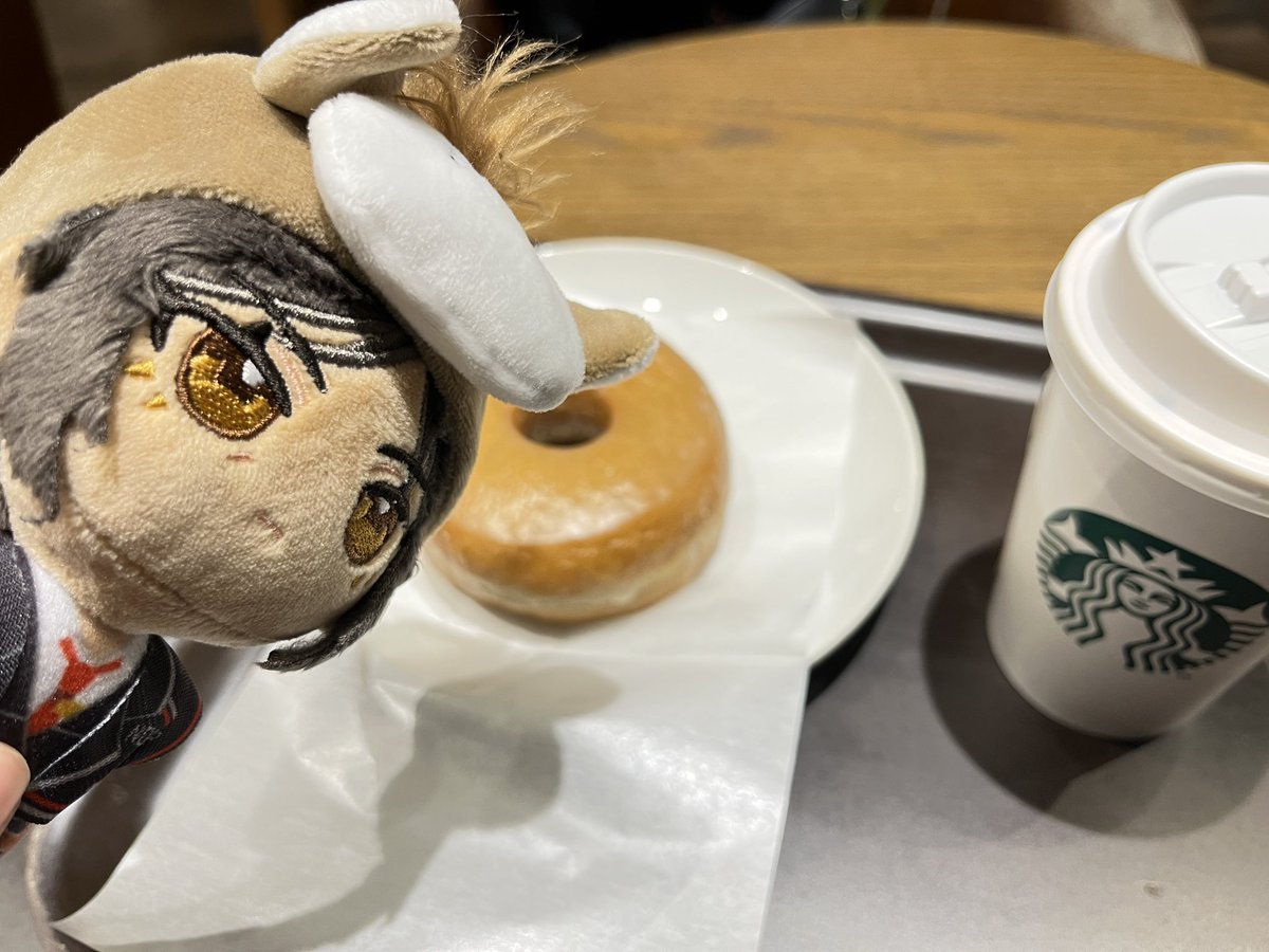 rinrin_34567's tweet image. ウーちゃん、これがシュガードーナツとカカオムースラテだよ