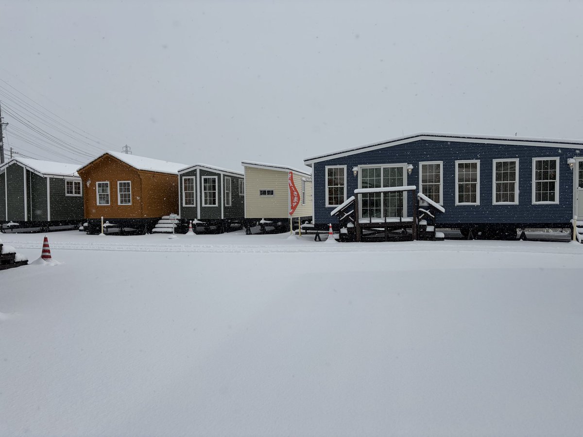 こんにちは。 朝は積雪15cmほど。 やっと雪かきも終わりました。 本日も営業しております♪ トレーラーハウスは寒冷地仕様☺️
