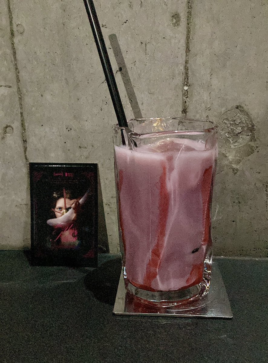 シンデレラをモチーフにしたゴシックボディホラー「アグリーシスター」鑑賞。

時間が合わなくてやっと観れた！上映館少なすぎ…

観る前お腹空いてたのに、後半苦手なタイプ(嘔吐、虫が苦手な方注意⚠️)の気持ち悪さで食欲消えた…

そしてCAFE MONOCHROMEさんでコラボドリンク。