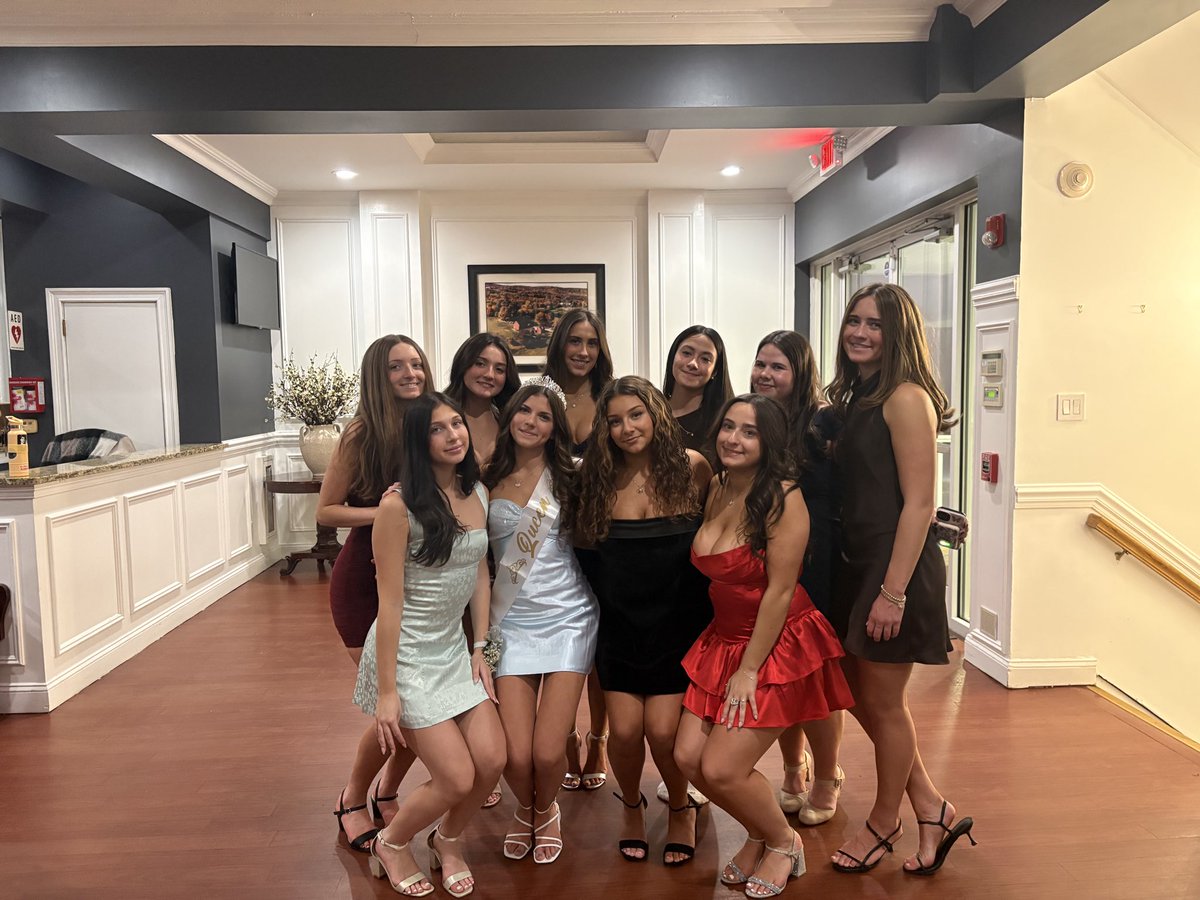Yorktown_FH's tweet photo. Juniors at formal 🫶🏻 👑 https://t.co/a4R3pk8lal
