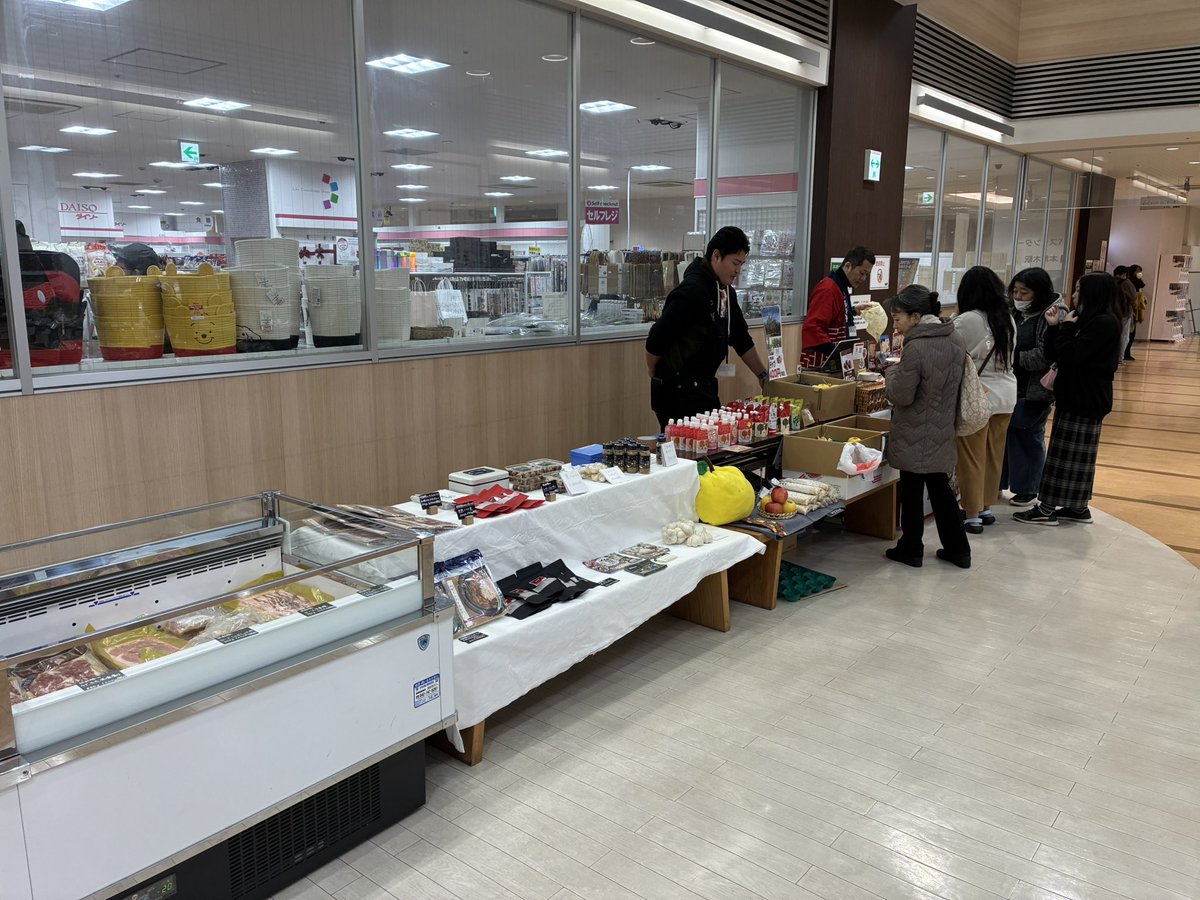 ninohe_black's tweet photo. 「にーに一...ヘヘツ！！」

神奈川県横浜市に引き続き‼️‼️
1月25日(日)と26日(月)は神奈川県厚木市で二戸市の特産品を販売しております❕

試食も行っておりますので、味が気になる方は是非お越しください👀✨

お待ちしております〜👋

 #二戸市
 #厚木市
 #物産展 https://t.co/CpxD91yZZq
