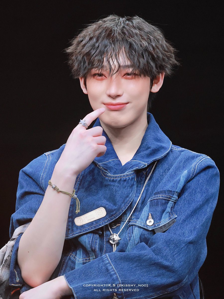 salviansky's tweet image. jadi gini ya, itu lengan sengaja di gulung tuh biar kita semua bisa lihat COUPLE BRACELET mereka itu loh, peka dong ☝️☺️