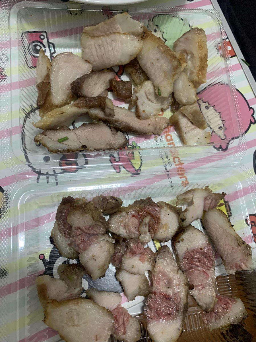 Mr_Whathapened's tweet image. สั่งคอหมูย่างมาโกรธมากๆเลยงะ กล้าใส่กล่องได้ไงงงง 📷กำลังหิวๆเลย ชุ่ยมาก หั่นอยู่กับมืออะแม่ค้าาา #พวกเราคือผู้บริโภค