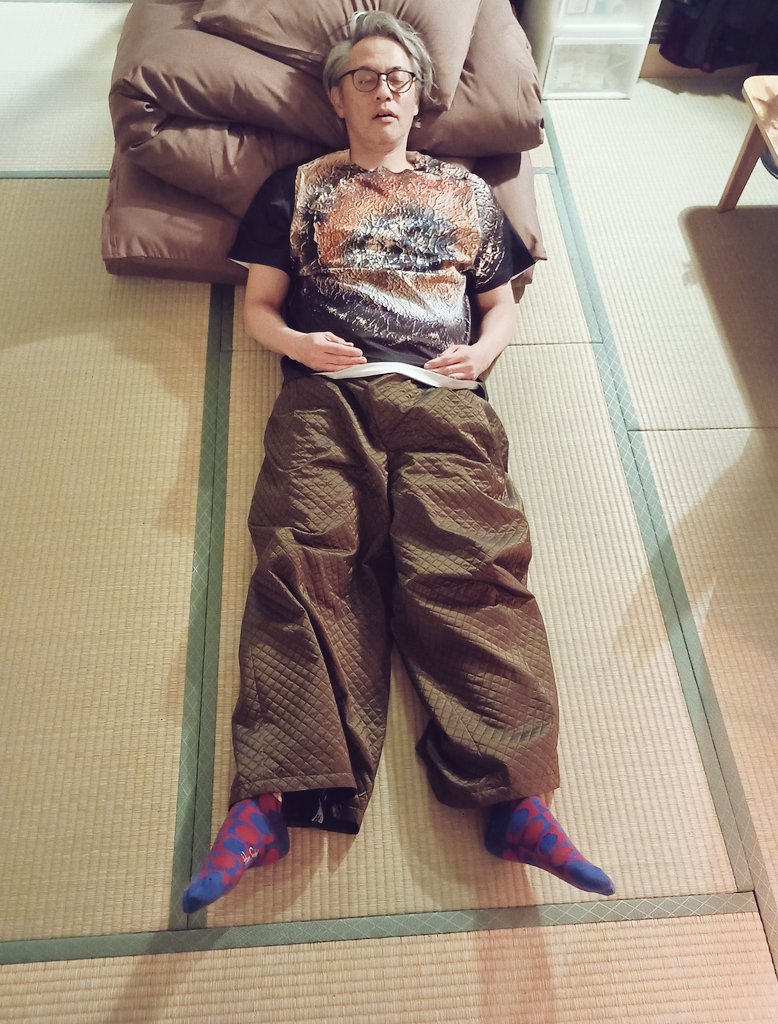 まいこ邸に合宿してたおジュゲ。テーマは実家に帰ってきた長男。
客間で１人のびのびのおジュゲはん。