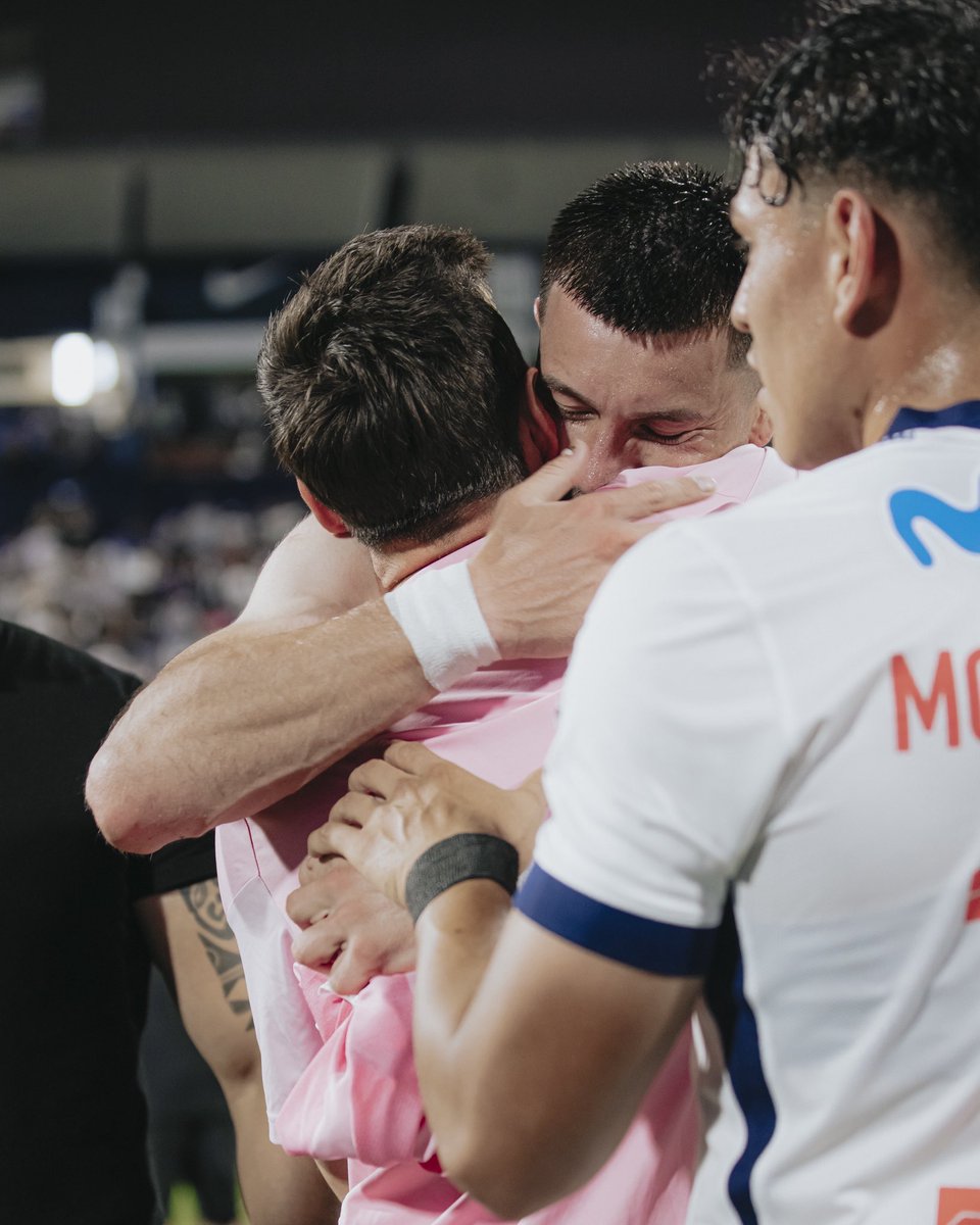 M10Update's tweet image. Bro got Messi’s jersey and ended up in tears 🥹❤️