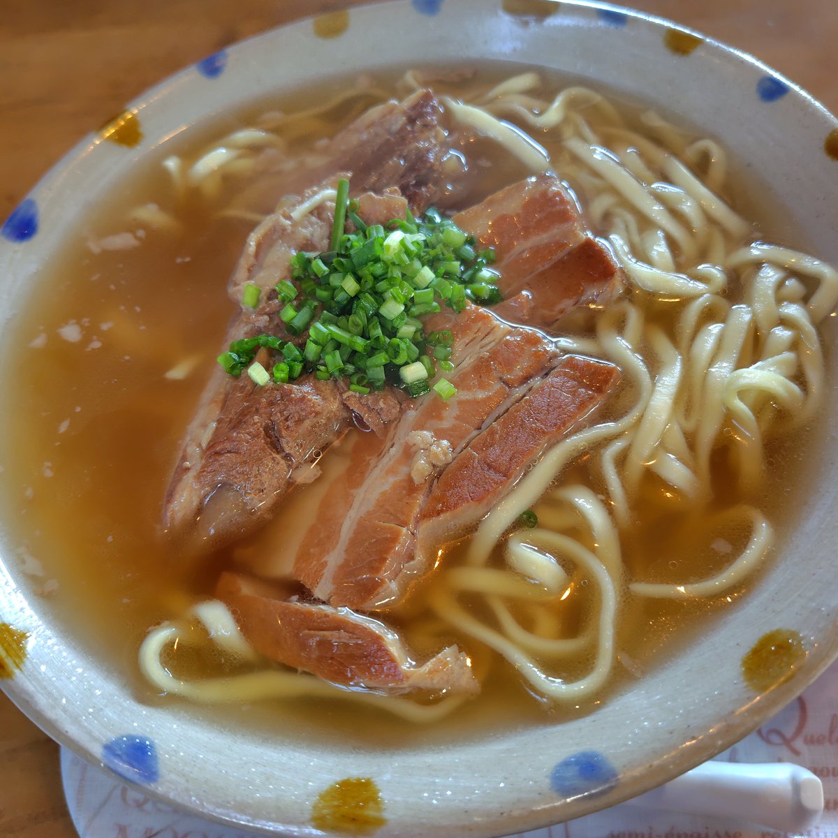 そば屋巡りの旅　’26-14
就労支援B型事業所に併設されたこちらで初ランチ🍴

豚骨&amp;鰹のバランスが良いあっさりスープと併設された製麺所で作られた自家製麺が👍

各お肉も柔らか👌

とにかくボリューミー⤴️

この価格はリーズナブル😋

#沖縄そば
#うるま市ランチ
#ガーデンクレス上江洲そば
#自家製麺