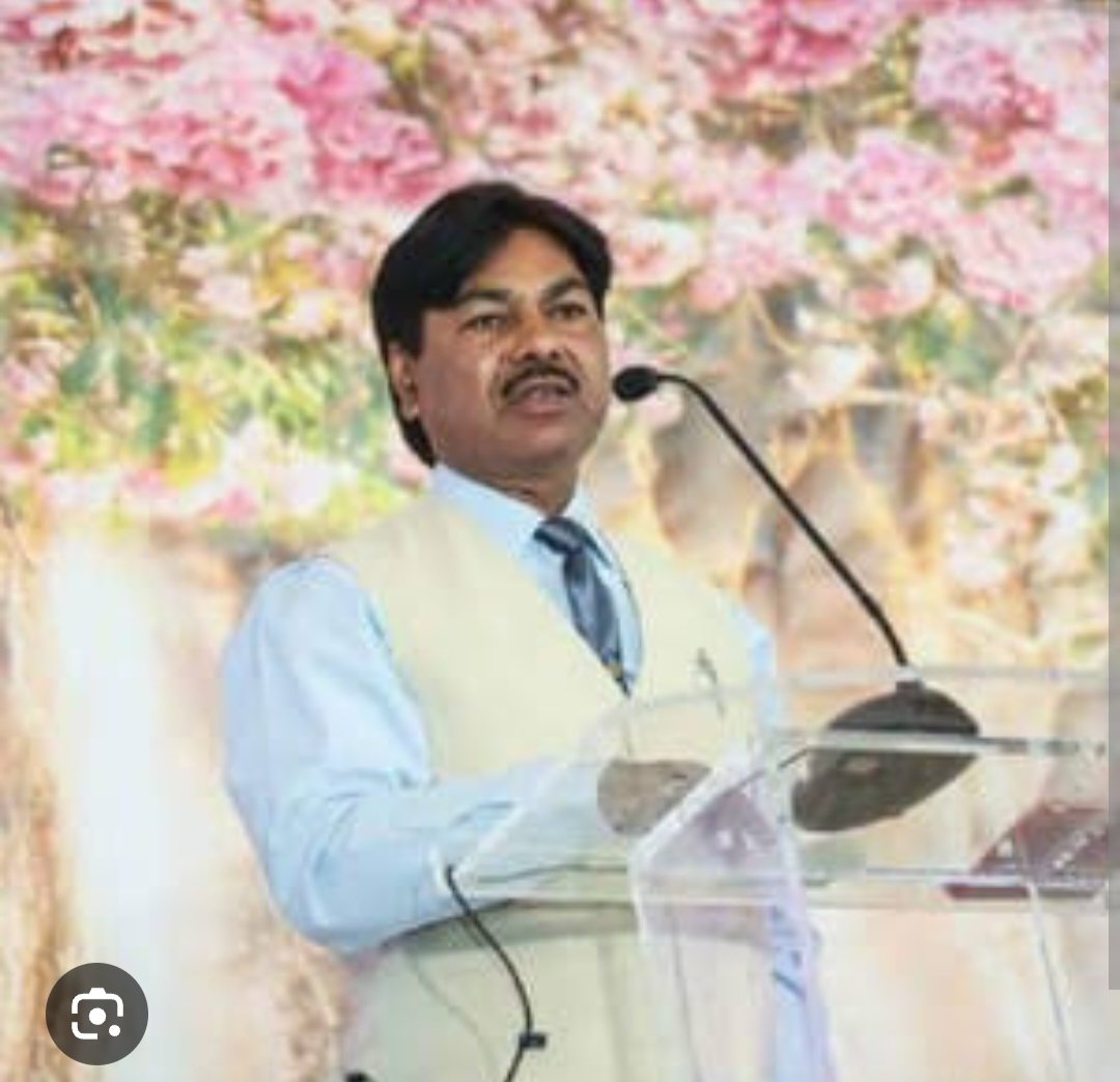 "अम्बर की ये ऊंचाई 
सागर की ये गहराई 
तेरे मन में है समाई
माई...ओ माई!" 
"मां पर ये कालजई गीत देने वाले मशहूर शायर ताहिर फ़राज़ नहीं रहे।
अल्लाह उन्हें जन्नत-उल-फिरदौस में आला मुकाम अता फरमाए।
उनकी रूह को सुकूनऔर परिवार को सब्र-ए-जमील दे। आमीन। 
आपकी शायरी हमेशा यादों में रहेगी।