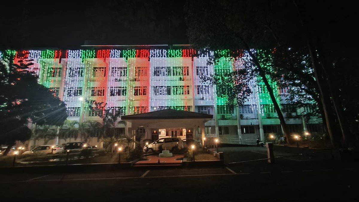 drm_tvc's tweet image. Glowing with pride 🇮🇳
DRM Office, Thiruvananthapuram Division, lit up in #TriColor hues ahead of #RepublicDay2026. 
#India #RepublicDay #IndianRailways #Festival