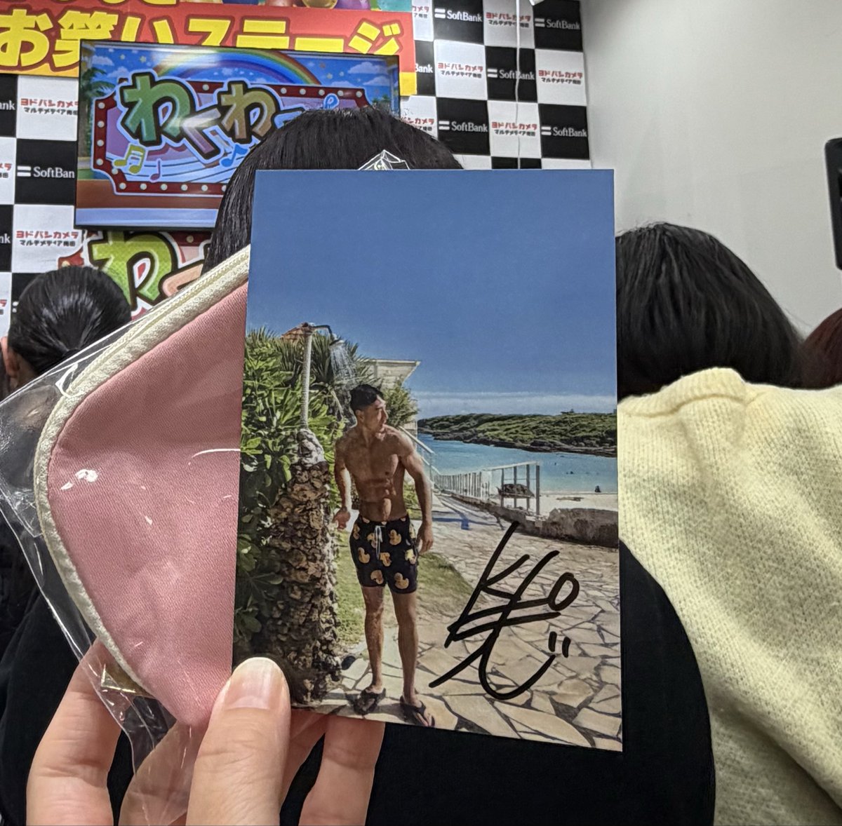 kyaoring51089's tweet photo. #ヨドバシ梅田わくわく広場
 
ダンビラムーチョのネタ見て、おしゃべりして、退場した後に司会進行役のマッチョ芸人さんとジャンケンしたら2回も勝って、サイン付き写真とポーチいただきました

ウチの子が、バツウケテイナーRに出てたマッチョ芸人さんやと思う…と

ん？そうなんですか？ https://t.co/NIlAZoqNxq