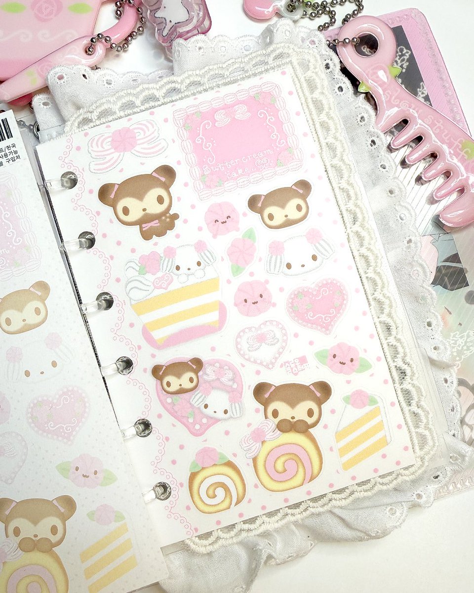 slow_stuff's tweet image. Buttercream cake🍰sweet puffie 
*망점이 조금 도드라지게 인쇄가 되었어요 참고 부탁드리겠습니다. 

K-일러스트레이션 페어
D-25 슬로우스터프
2026.01.29(목) - 02.01(일) 
11:00-18:00
코엑스 D hall