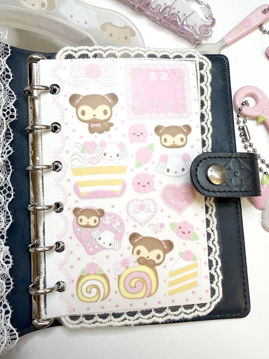 slow_stuff's tweet image. Buttercream cake🍰sweet puffie 
*망점이 조금 도드라지게 인쇄가 되었어요 참고 부탁드리겠습니다. 

K-일러스트레이션 페어
D-25 슬로우스터프
2026.01.29(목) - 02.01(일) 
11:00-18:00
코엑스 D hall