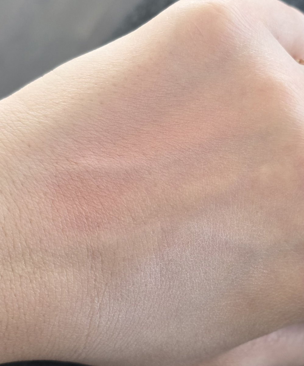 앙😍 나스 네버 이너프 이뿌잔하💖
밑에는 입큰 뮤티드베이지
손 너므 건조해😵‍💫