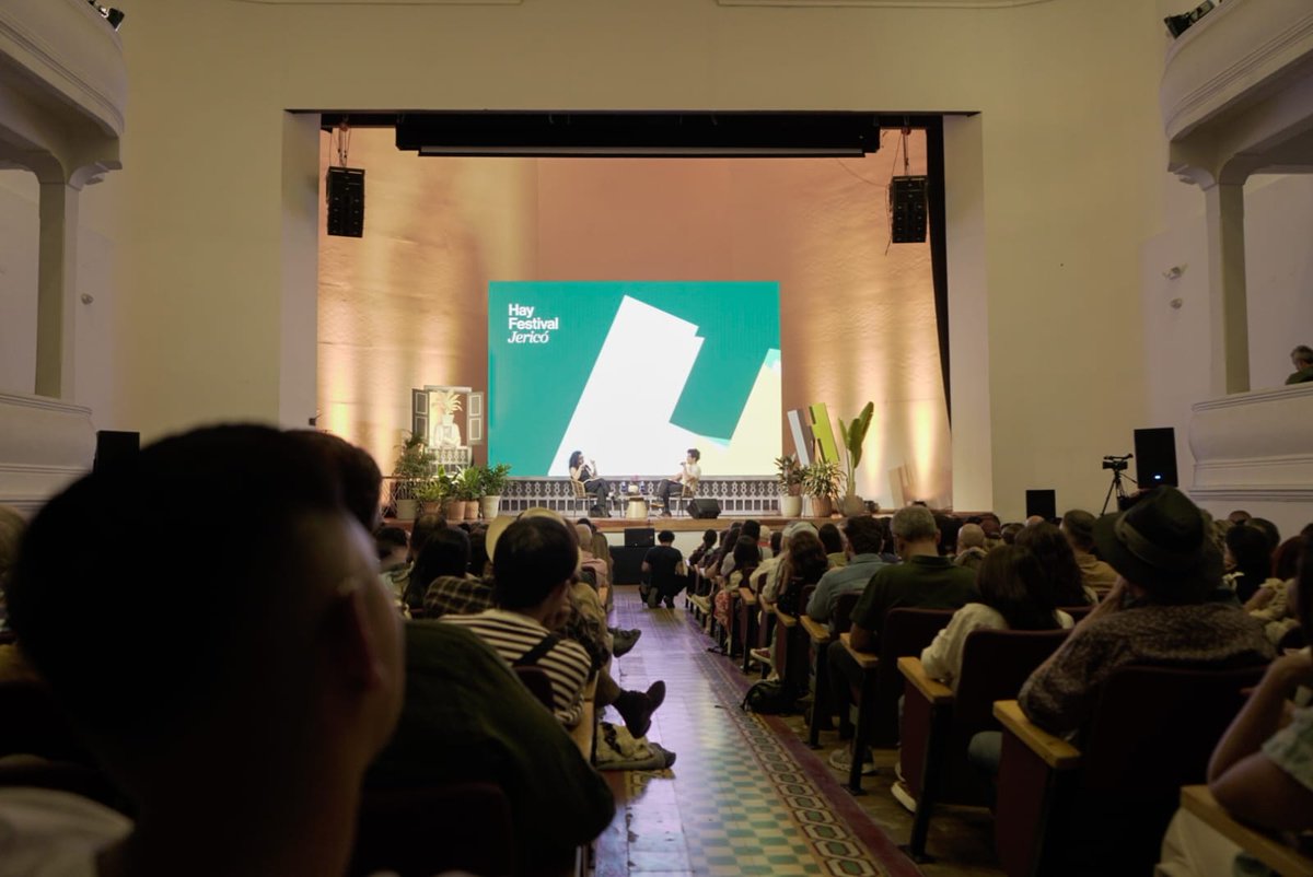 <a href="/SimonVargasM/">Simón Vargas</a> participó en #HayJerico26 con la charla De Morat a “A la orilla de la luz”, una conversación sobre procesos creativos, cruces entre disciplinas y nuevas formas de narrar la ciudad.

Acompañado por Jorge Caraballo, el autor y músico presentó su libro de cuentos