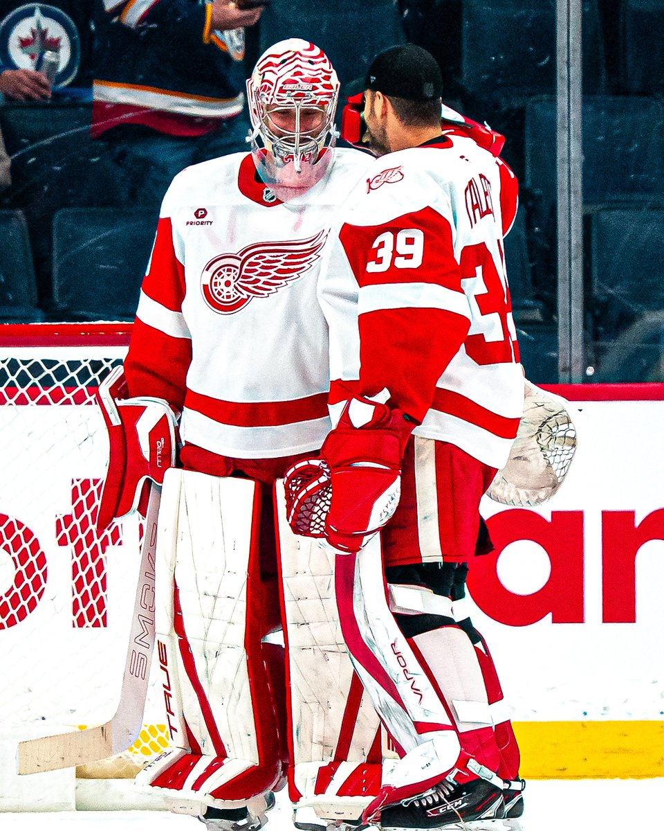 When you win eight in a row, John Gibson gets some well deserved goalie hugs! 🤗