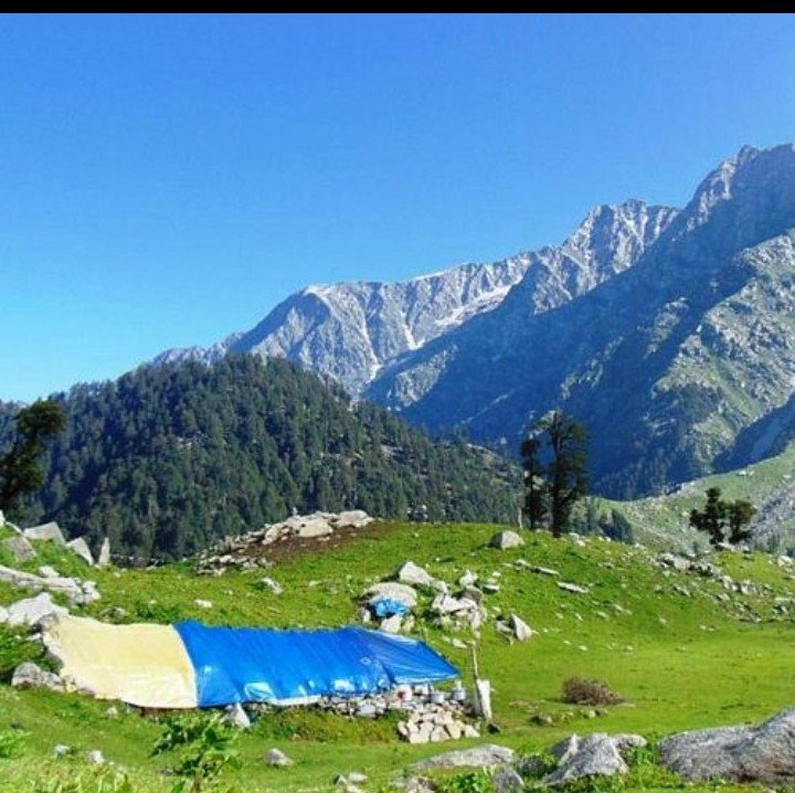 ajayG_01's tweet photo. 🇮🇳 Himachal Pradesh – स्थापना दिवस (25 जनवरी)
आज हिमाचल प्रदेश स्थापना दिवस है। चलिए, इसकी संक्षिप्त लेकिन सटीक इतिहास और महत्व समझते हैं 👇
📜 स्थापना का इतिहास
25 जनवरी 1971 को हिमाचल प्रदेश को भारत का 18वाँ पूर्ण राज्य बनाया गया।
इससे पहले यह केंद्र शासित प्रदेश (Union Territory) था।
स्वतंत्रता से पहले यहाँ 30 से अधिक छोटी-छोटी रियासतें थीं, जैसे मंडी, चंबा, सिरमौर आदि।
1948 में इन रियासतों को मिलाकर Chief Commissioner’s Province बना।
1956 में यह केंद्र शासित प्रदेश बना।
अंततः 1971 में पूर्ण राज्य का दर्जा मिला।
🏔️ हिमाचल की पहचान
“देवभूमि” के नाम से प्रसिद्ध
हिमालय की गोद में बसा, प्राकृतिक सौंदर्य से भरपूर
प्रमुख नदियाँ: सतलुज, ब्यास, रावी, चिनाब
राजधानी: शिमला, धर्मशाला (शीतकालीन)
🎉 क्यों मनाया जाता है स्थापना दिवस?
राज्य के एकीकरण, संस्कृति और संघर्ष को सम्मान देने के लिए
हिमाचल की परंपरा, वीरता और विकास यात्रा को याद करने के लिए

#HimachalPradesh #HimachalSthapnaDiwas #DevbhoomiHimachal #IncredibleHimachal प्राकृतिक सौंदर्य
