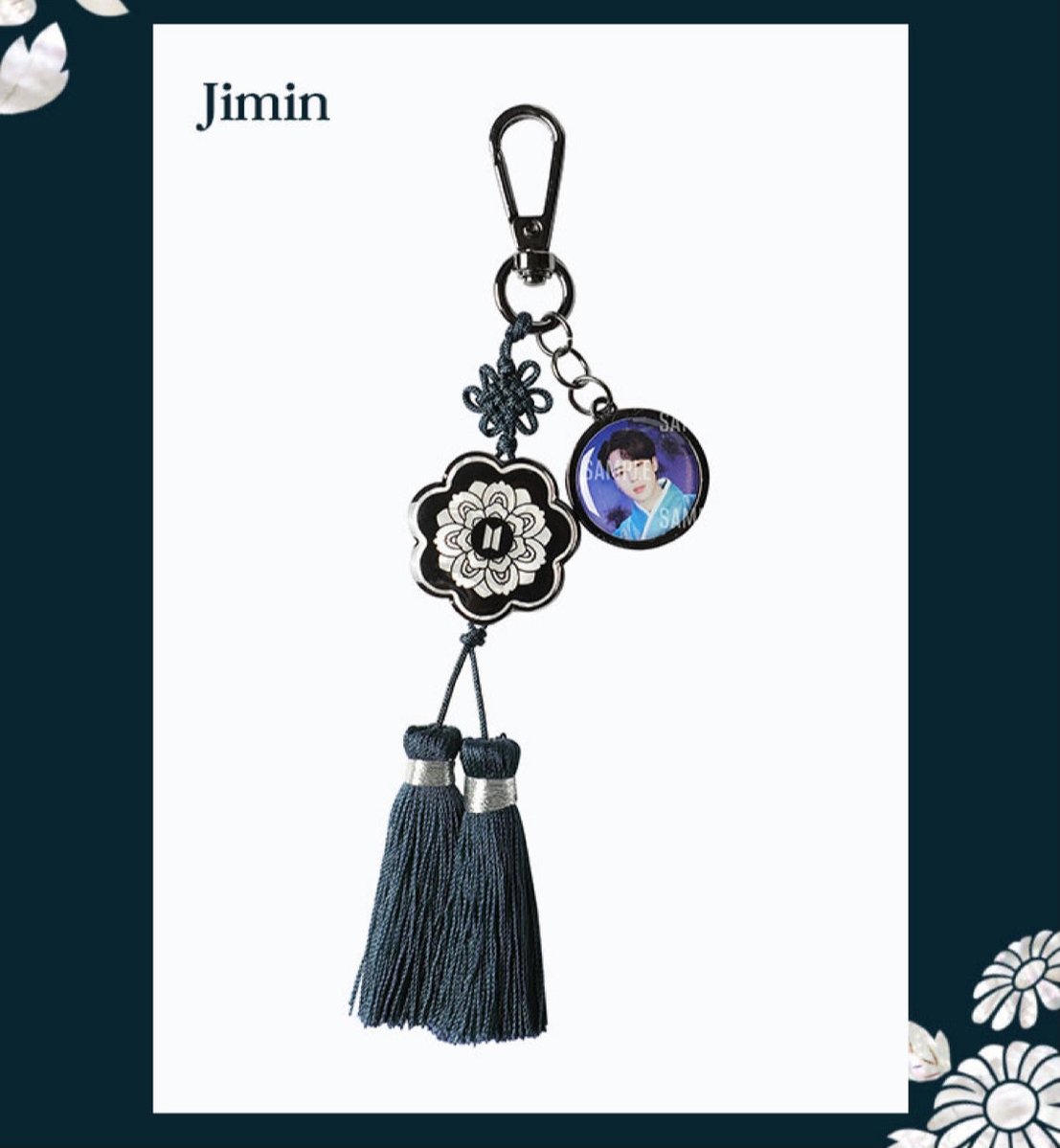 Im_kinda_Dope's tweet image. Over thinking about possible merch and WHAT IF they have norigae? Like from past dalmajung?