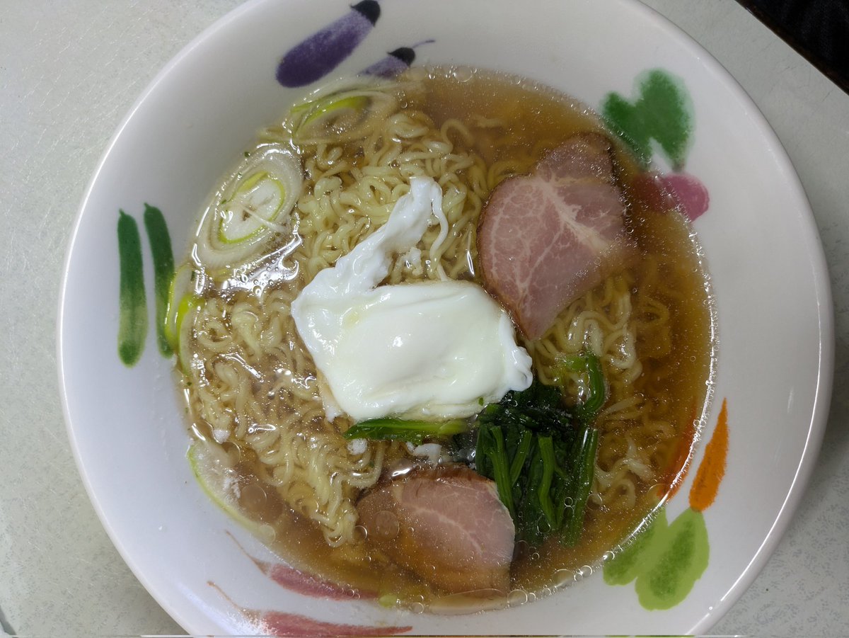 お昼はインスタントラーメン🍜