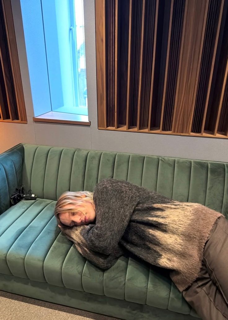 miwsov's tweet photo. He's just a sleepy guy https://t.co/svxU92jMjV