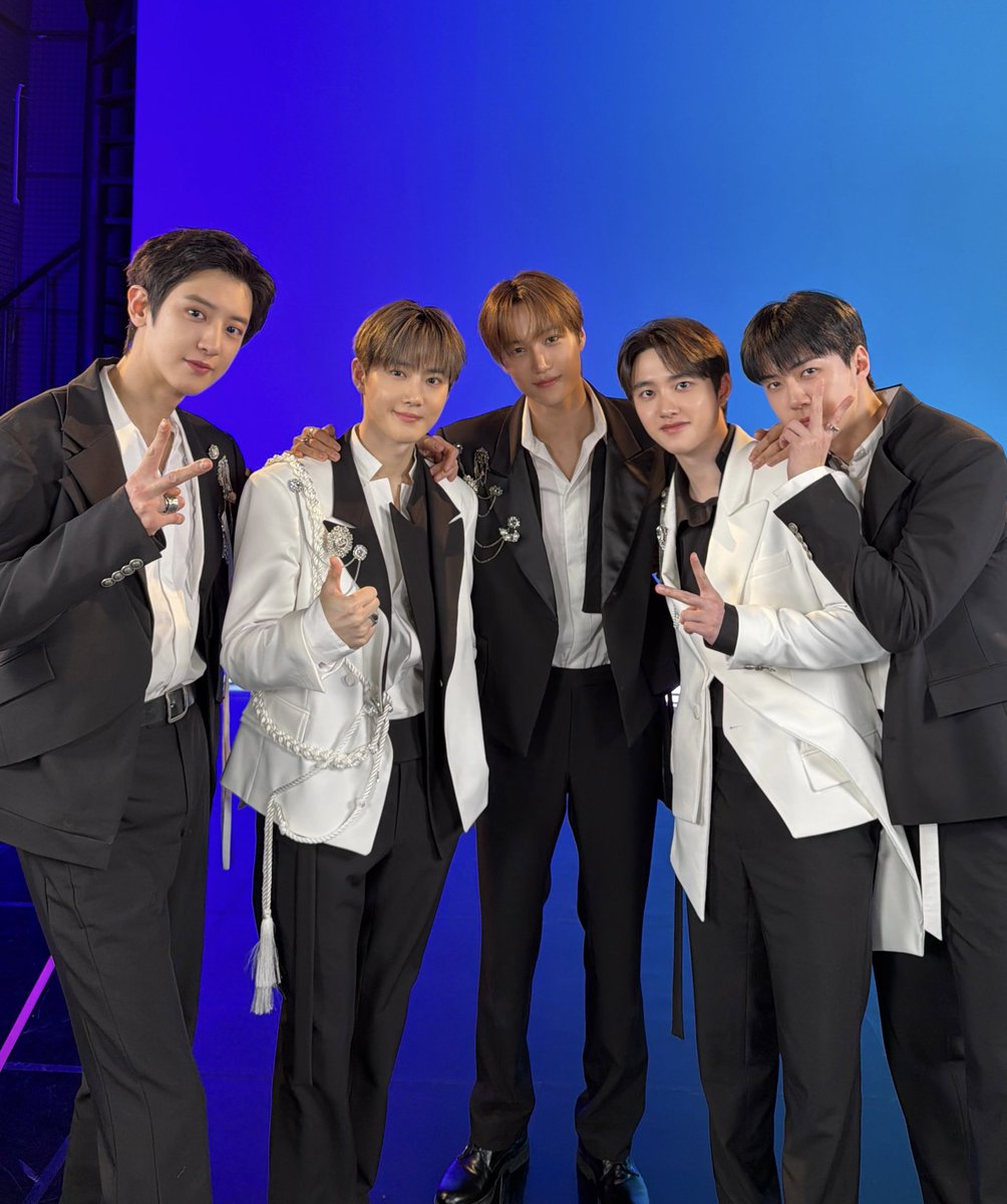 weareoneEXO's tweet image. #릴레이댄스 🕺🕺

#EXO #엑소 #weareoneEXO 
#Crown #EXO_Crown
#REVERXE