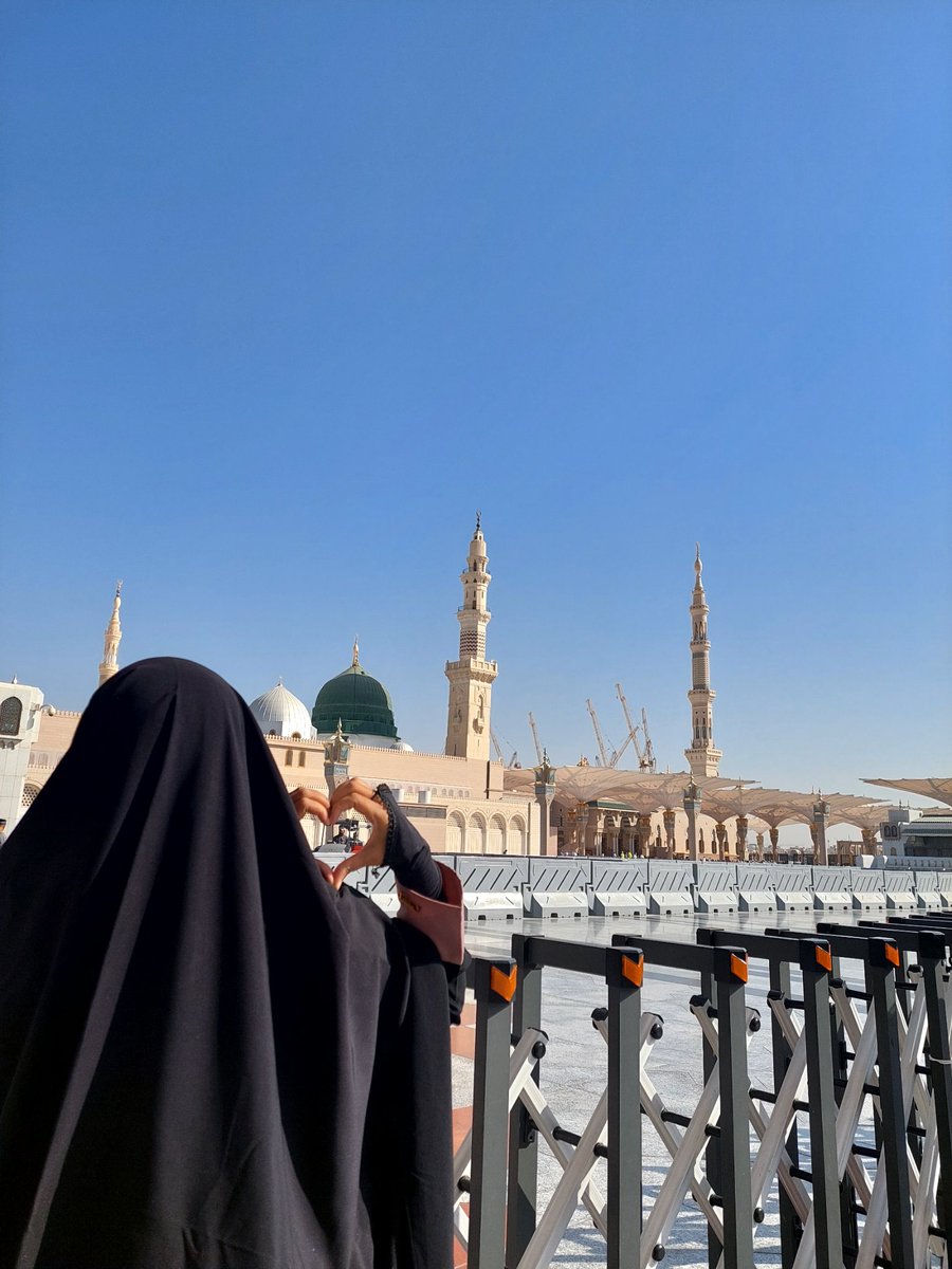 sunwandd's tweet photo. Foto 1-2: ga sengaja org asing masuk frame 🤍 tanganku.
Foto 3: Langitnya super duper biru, tanpa awan karena musim panas
Foto 4: sebelahan sama mbak-mbak yg lg memandang ke arah makam baginda Rasulullah Shallallaahu 'alayhi wasallam. https://t.co/dY32od0WQP
