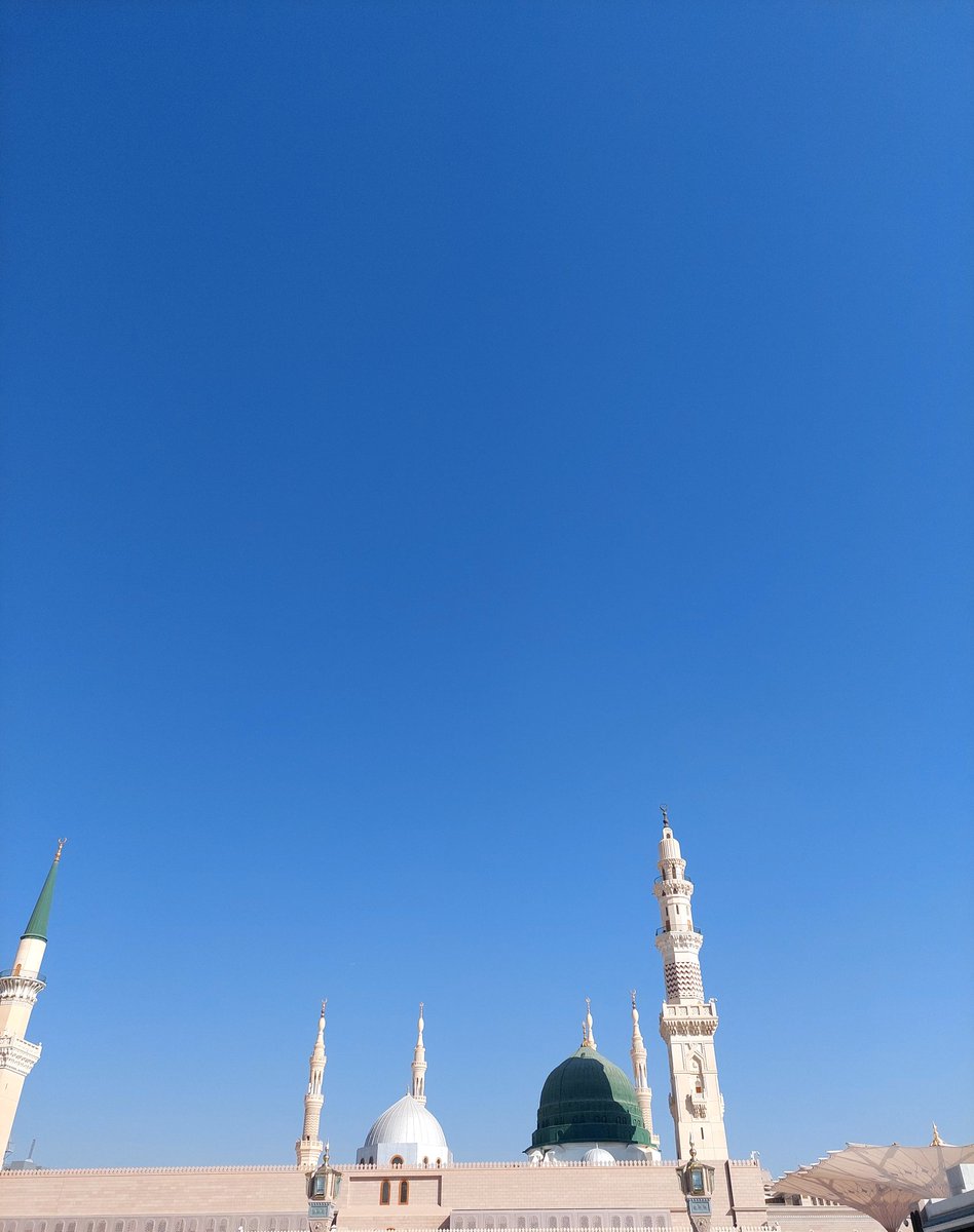 sunwandd's tweet photo. Foto 1-2: ga sengaja org asing masuk frame 🤍 tanganku.
Foto 3: Langitnya super duper biru, tanpa awan karena musim panas
Foto 4: sebelahan sama mbak-mbak yg lg memandang ke arah makam baginda Rasulullah Shallallaahu 'alayhi wasallam. https://t.co/dY32od0WQP