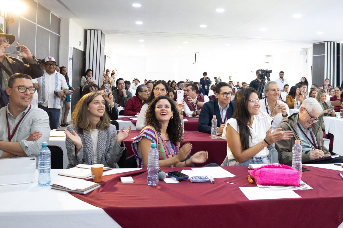 Cerramos el segundo día en la Escuela Municipalista de <a href="/PartidoMorenaMx/">Morena</a>, presentando #PueblaBrilla ante amigas y amigos Presidentes Municipales, hablando de nuestro programa de iluminación LED que implementamos en #Puebla.

Gracias por hacer esto realidad  <a href="/LuisaAlcalde/">Luisa Alcalde</a>,