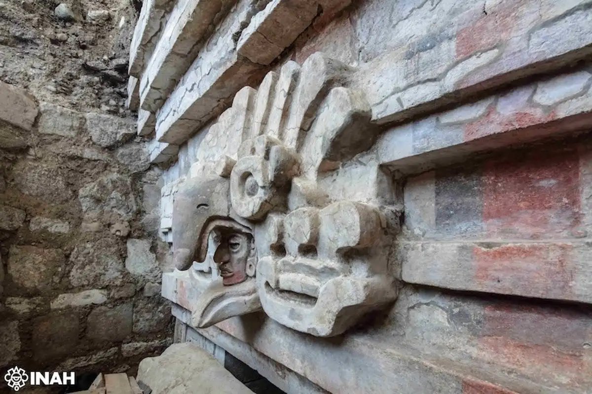 Cuauhtemoc_1521's tweet photo. Las impactantes fotografías de la tumba zapoteca de Huitzo, Oaxaca, develada recientemente por el @INAHmx .

Durante el periodo Clásico, (200–900 d. C.), las tumbas zapotecas alcanzaron un alto grado de complejidad arquitectónica y simbólica, especialmente en Monte Albán. No se trataba de simples enterramientos, sino de construcciones subterráneas formales ubicadas bajo plazas y edificios ceremoniales, con escalinatas de acceso y cámaras funerarias de piedra cuidadosamente trabajadas.

Estas tumbas estaban destinadas principalmente a miembros de la élite, gobernantes, sacerdotes y linajes nobles, y funcionaban como espacios familiares reutilizados durante generaciones, reforzando el culto a los ancestros. En su interior se colocaban ajuares funerarios compuestos por cerámica fina, objetos de jade, concha y las fabulosas vasijas efigie, los cuales acompañaban al difunto en su tránsito al inframundo.