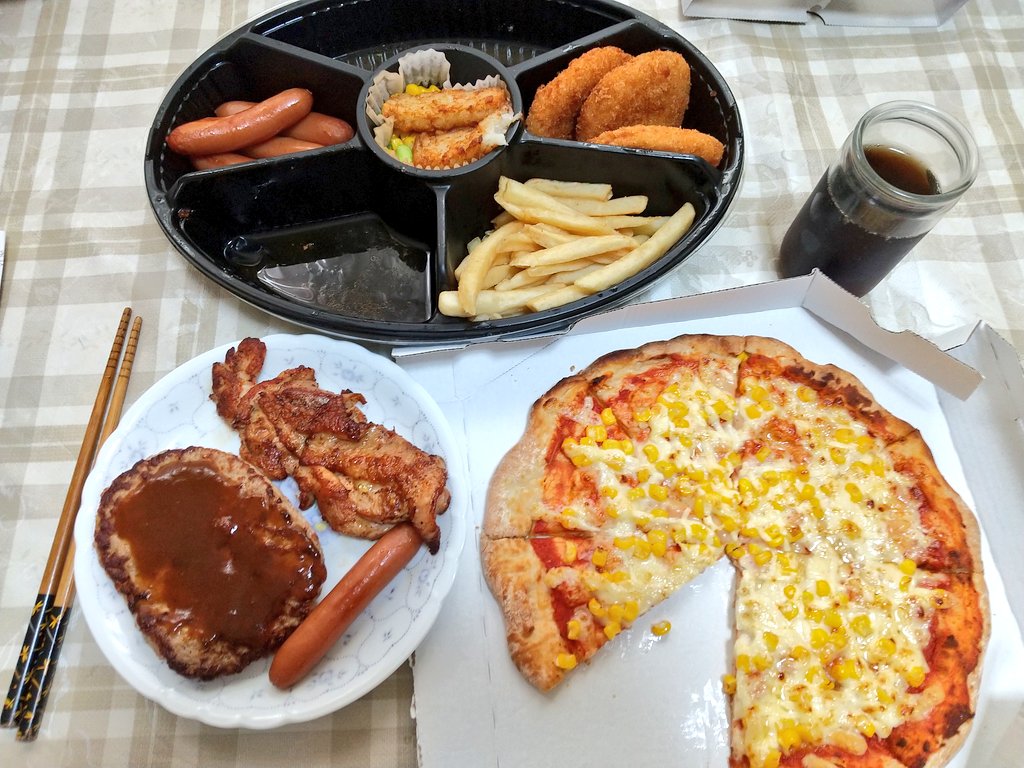こんにちわ🌞 今日のお昼ごはん🍕🍗🍟🥤 久びさにガストの大皿プレート