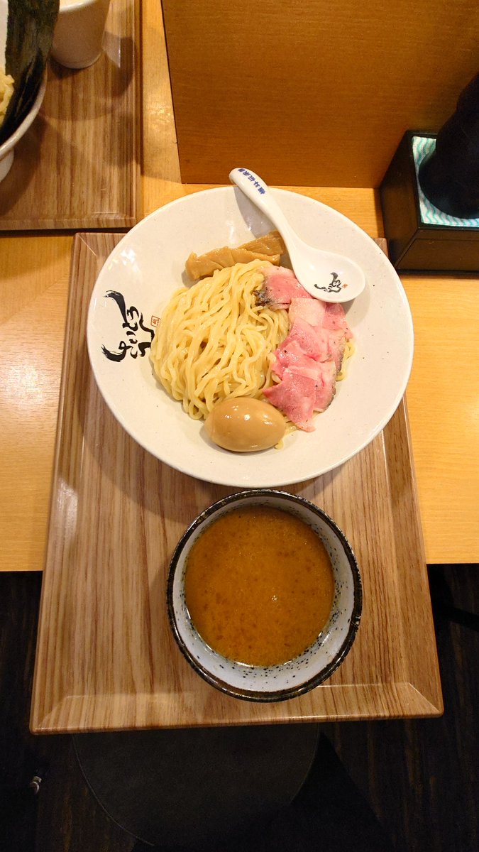 HIROSS2929's tweet photo. 【麺ZINさいとう】でオープン１周年記念限定の和牛濃厚つけ麺大盛＋チャー牛を頂きました👍麺もスープも絶妙な丁度良いラインで最高に美味しかったです
#麺ZINさいとう　　#秋葉原 
#斎藤裕 　　　#和牛濃厚つけ麺 　　
#初代RIZINフェザー級王者 https://t.co/w9P78jvDLm
