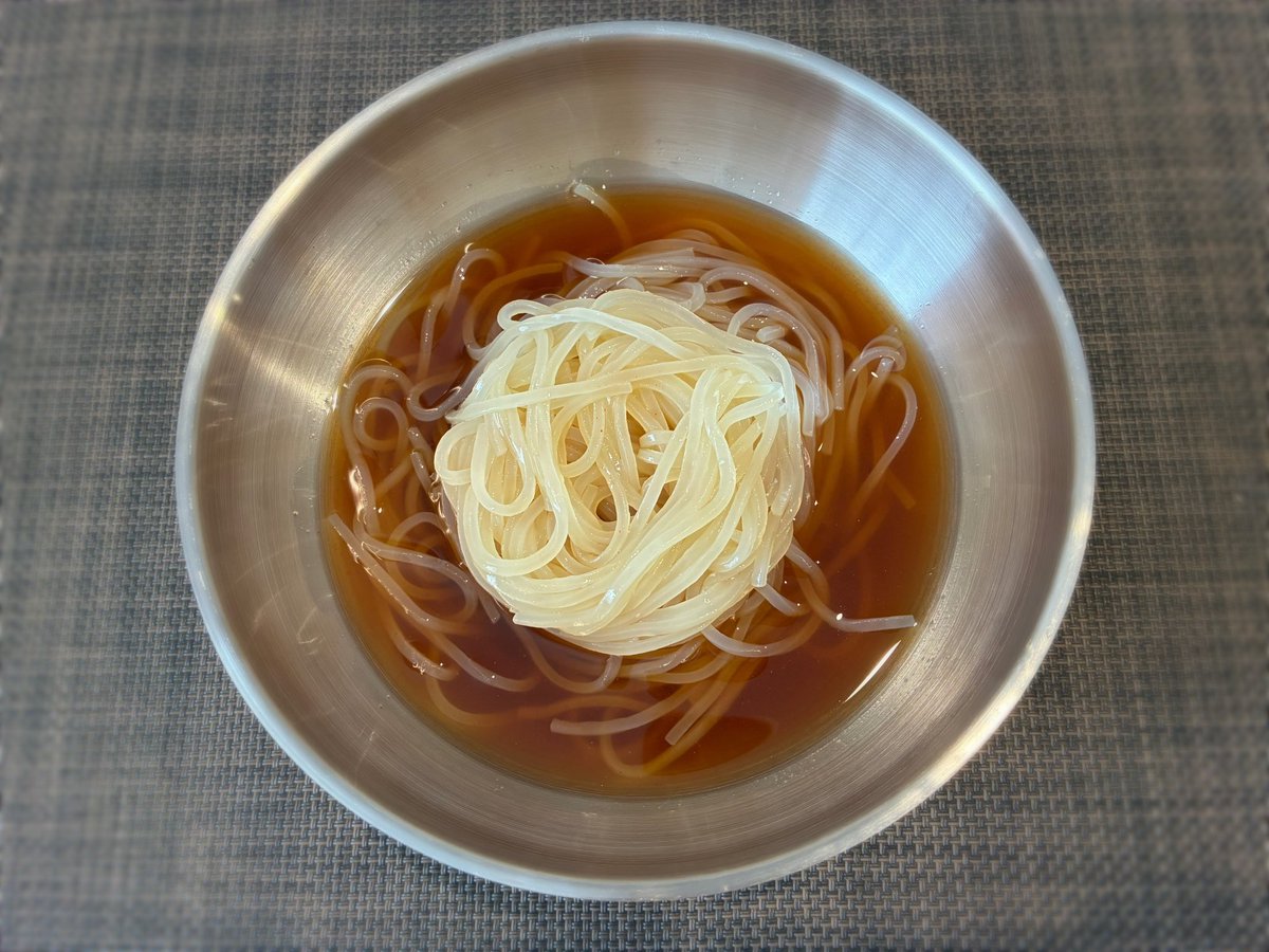 岩手の民「今日も寒いなぁ」
他県民「わかる」

岩手の民「よし、冷麺食べよう」
他県民「？？？！！」

具無しの盛岡冷麺
いわゆる『かけ冷麺』

シンプルに美味しい