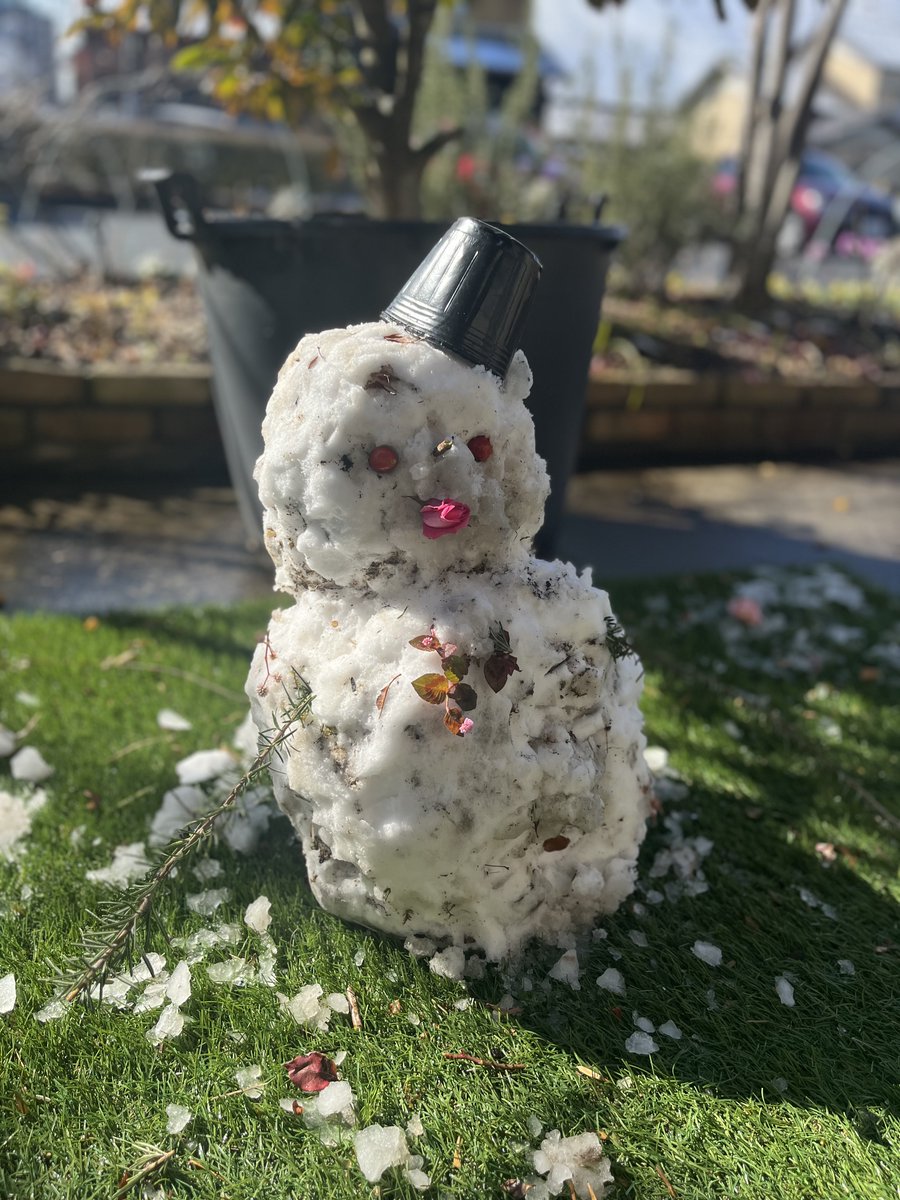 雪をかき集めて完成⛄️
気が付いたらすっかり良いお天気に☀️