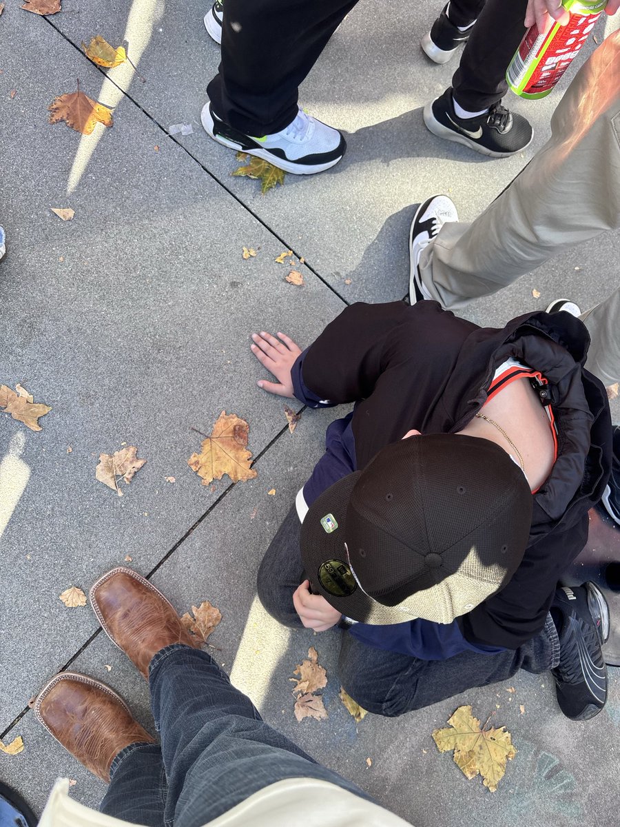 HVACDREW's tweet photo. @SFGiants Ya thanks a lot @sfgiants made a ton of kids cry after waiting 5+ hours for nothing, we got in line at 10 am and got to the front, to be cut off by 3 .. https://t.co/voKXJUVG0b