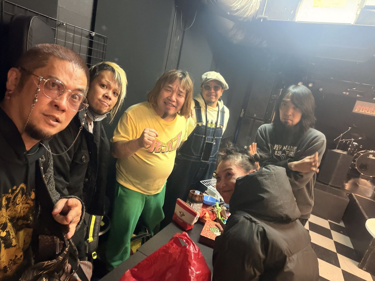 1/24
ファイヤーバード
あざした！🙏

ユリさん来てくれて嬉し✨
極悪いちご団の阿仁さん
この日もお世話様のおばたさん
山梨振りのカモン・パンチ
(1人足らず)

前日に続き
刺激になりまして
こーゆー日が続けばいいなぁ
と幸せを感じた週末でした
音楽よ
ありがとう✨🙏✨