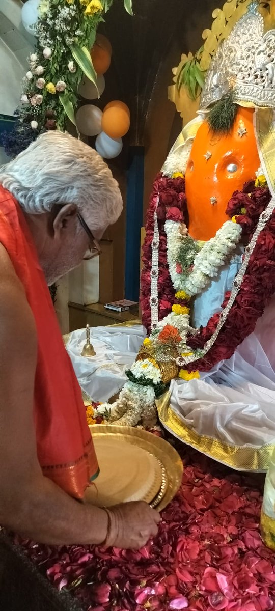 Dlimbekar1's tweet photo. 🚩नामलगाव गणपती विवाह🚩                               बीड तालुक्यातील नामलगाव येथे माघ शुद्ध षष्ठीला शनिवारी सकाळी 6:45 वाजता आशापूरक गणपतीचा रिद्धी - सिद्धी बरोबर हजारो गणेश भक्तांच्या उपस्थिती विवाह सोहळा पार पाडला. विवाह सोहळ्यानंतर देवाची पालखी मिरवणूक काढण्यात आली. https://t.co/8q2GoVqQKG