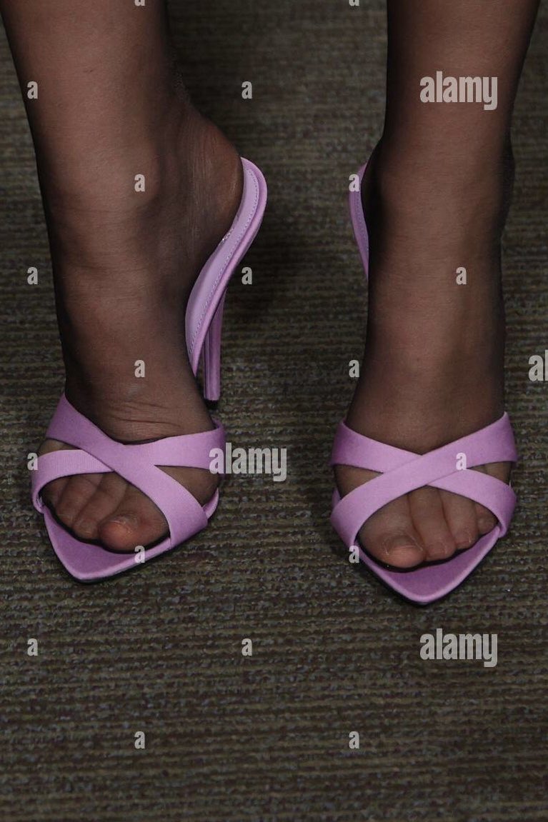 celebhosefeet's tweet image. Cristin Milioti