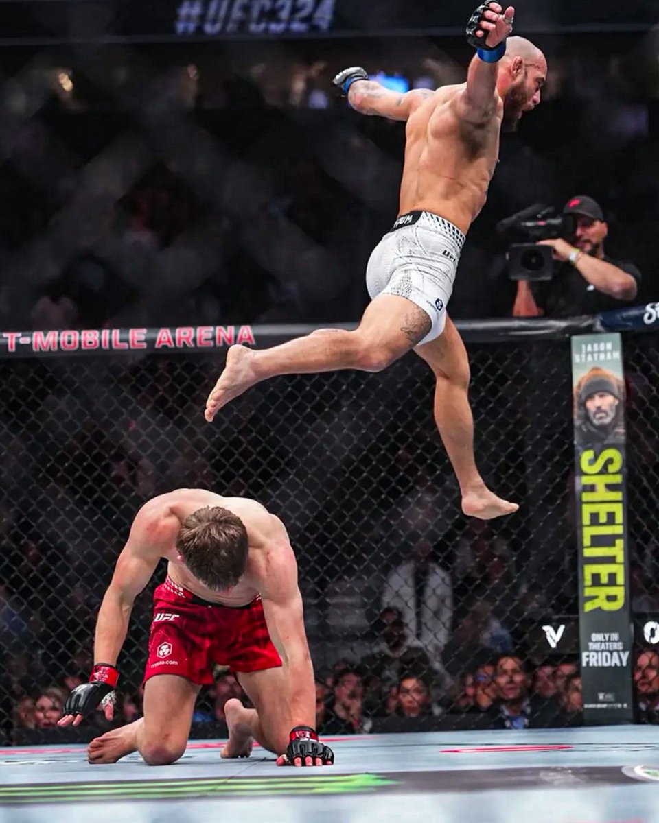 Home_of_Fight's tweet image. 😬One of the craziest MMA pictures.

Jean Silva is a psycho.