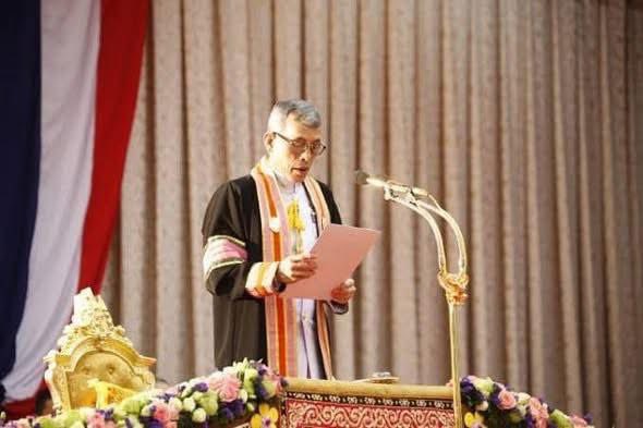 ย้อนพระราชดำรัส ในหลวง ร.10 

ทรงให้สัมภาษณ์ถึงกรณี หากเสด็จพระราชทานปริญญาบัตร แล้วไม่มีคนมา 

พระองค์ตรัส "หน้าที่ของเราคือไปแจก มาสองคนเราก็ไป"

พระบาทสมเด็จพระเจ้าอยู่หัว รัชกาลปัจจุบัน ทรงพระกรุณาโปรดเกล้าฯ ให้กองบรรณาธิการนิตยสาร "ดิฉัน" เฝ้าทูลละอองพระบาท