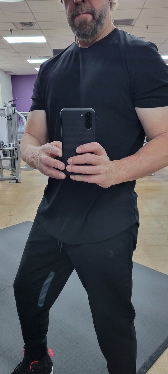 Larry81078765's tweet photo. Saturday night at the gym, living my best boring life.....lol https://t.co/pFcWcNqRDD