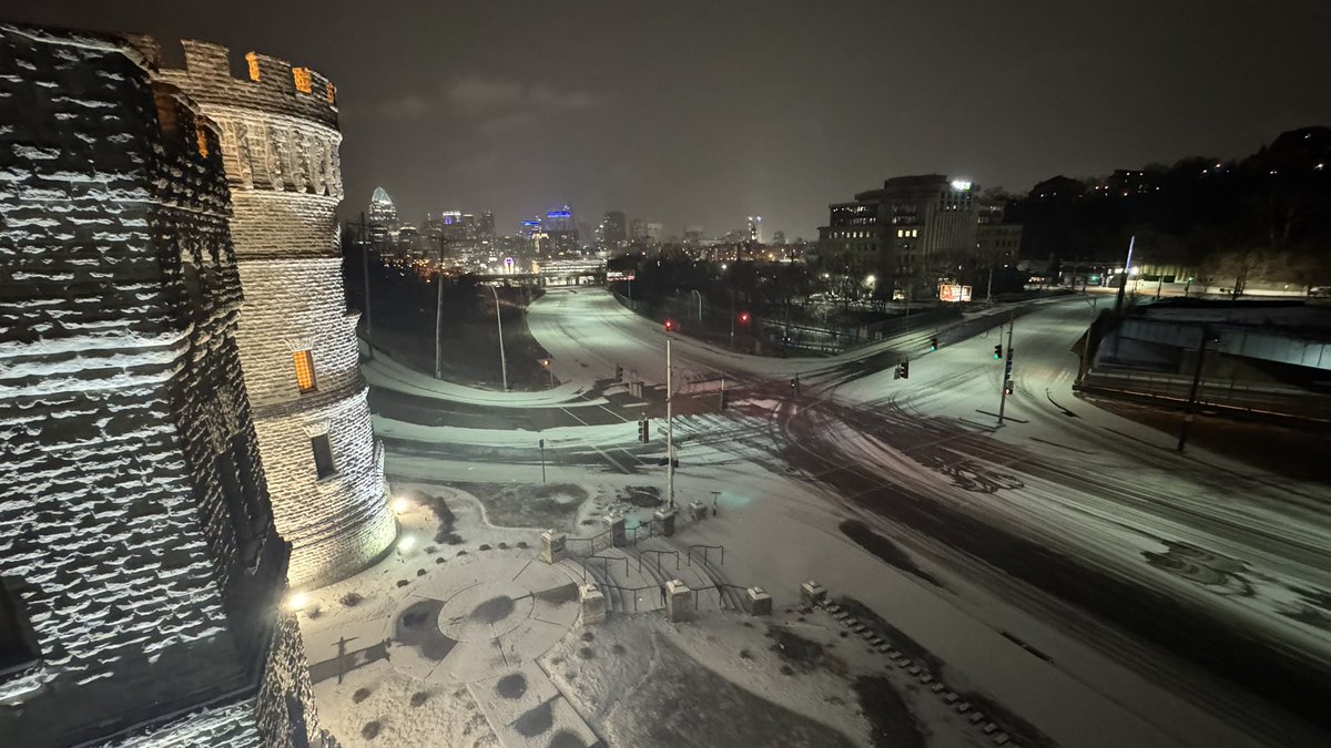 MarkStitz's tweet image. We are still well under an inch of snow☃️ here @WCPO, as of 10pm. Remember, the bulk of this is coming Sunday.
We’re still on track for our 8-12 inches in Cincinnati.