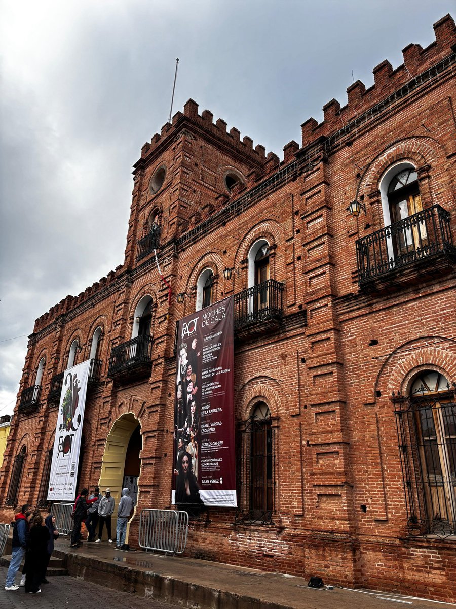 lavozdelpitic's tweet photo. 🥳🎊Así se vive el segundo día del Festival Alfonso Ortiz Tirado #FAOT 2026 este sábado en Álamos, Sonora
🔹Con las presentaciones de la soprano Marcela Robles y la Banda Sinfónica del Estado de Sonora en el Palacio Municipal
🔸El grupo Las Jaras en la Alameda
🔹Y @NadiaLamadrid, acompañada por el pianista Carlos Romo
🎷🥁FAOT: de este 23 de enero al 31 de enero de 2026.
@ISCSonora @SECSonora @gobiernosonora
#lavoznoticias #somostuvoz #sonora #hermosillo