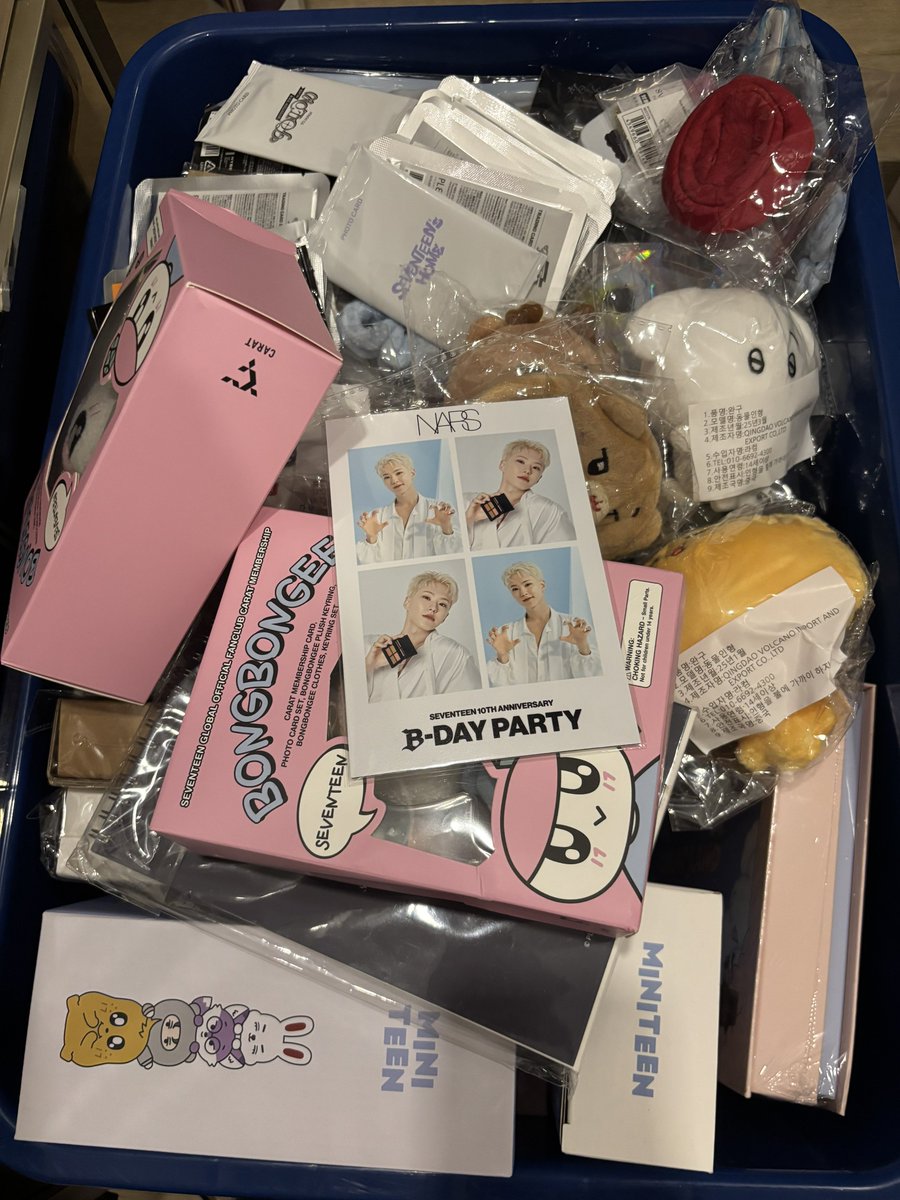 WindyPShop's tweet image. ลงของ Sales อีกรอบวันนี้ 18.00 น้า พวก Album จะมีลงใน Shopee ให้ด้วยเพื่อใครอยากจ่ายผ่านบัตรเพราะอัลบั้มเหลือเยอะมาก แต่อย่างอื่นจะไม่ได้ลงใน Shopee ให้ค่า ไม่เช็คตำหนิใดๆทั้งสิ้นน้าเพราะว่าราคาถูกมากๆแล้ว ถ้ากังวลเรื่องรอยผ่านได้เลยค่า🙇‍♀️