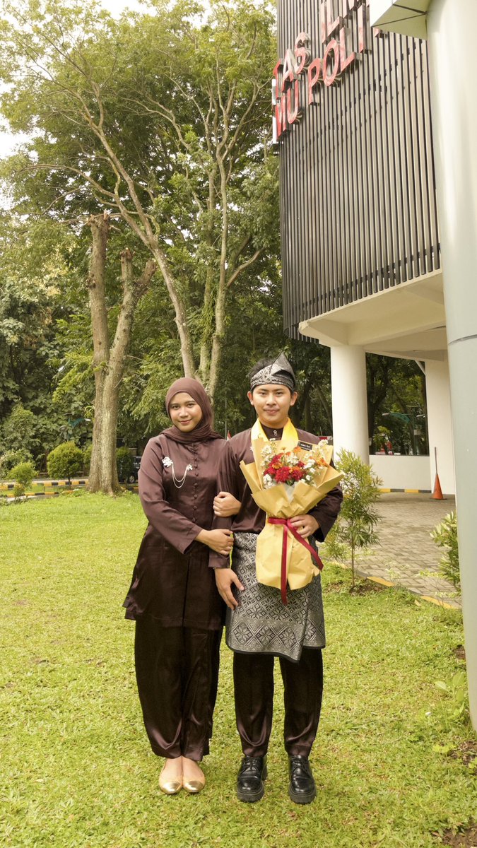 sunugmuy's tweet photo. apresiasi yang sebesar-besarnya tuk cantikku ini effort ambil cuti yang dia full duty dulu right before lanjut ke smg buat hadir dan bantuin segala hiruk pikuk wisudaku🥲🫶🏽 

it means a lot, trully, thx for so much luv u always give me sayangku, i luv u soo bad macherie🍄❤️🤗😘 https://t.co/j7kP0FdMH5