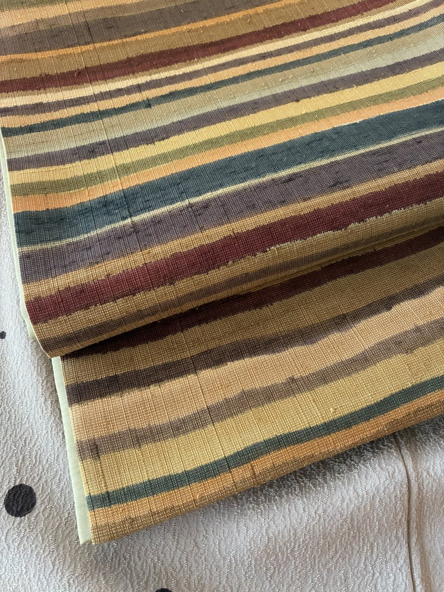 縞、好き
紬　織りの縞　帯
味わい深いお色味^ - ^
新入荷しています。
2/27.28.3/1
初屋のステキなキモノや帯たち
自由が丘・奥沢　読書空間みかもにて。

#着物コーデ
#紬